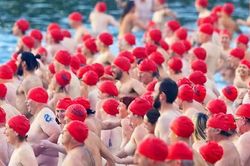 Hơn 2.000 người Australia khỏa thân tắm sông giữa trời lạnh 3 độ C