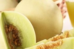 Vào viện cấp cứu sau khi ăn dưa lê để qua đêm trong tủ lạnh