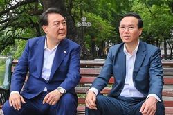 Chủ tịch nước và Tổng thống Hàn Quốc cùng hai phu nhân ăn sáng, dạo phố đi bộ