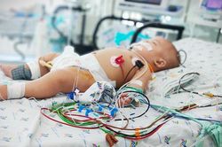 Vì sao nhiều trẻ mắc tay chân miệng có diễn biến nặng?