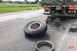 2 ôtô gặp nạn khi xe đầu kéo rơi lốp lúc đang chạy trên quốc lộ ở Hà Tĩnh