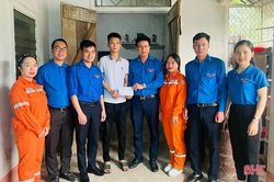 Tặng quà cho thí sinh hoàn cảnh khó khăn trước kỳ thi tốt nghiệp THPT