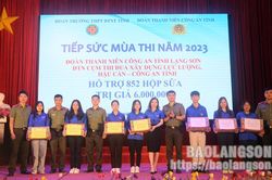 Tặng quà tiếp sức mùa thi cho học sinh lớp 12
