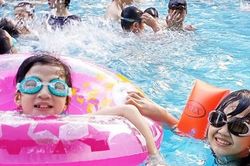 Đi bơi, trẻ có bị lây bệnh tay chân miệng không?