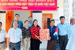 Bình Thuận: Trao 4 căn nhà 'Đại đoàn kết' cho các hộ nghèo năm 2023