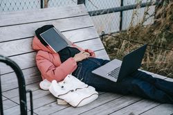 Giấu sếp, bí mật làm thêm 3 công việc khác