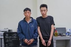 Rủ nhau ôm 10 bánh heroin qua biên giới trong đêm khuya