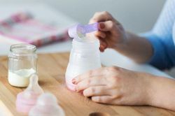 7 sai lầm khi pha sữa bột làm mất chất dinh dưỡng, gây hại cho trẻ