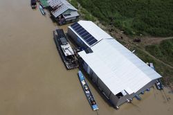 Dân nuôi cá lồng trên hồ Trị An, nguồn nước sạch bị đe dọa