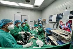 Lần đầu tiên Việt Nam điều trị thành công cho bệnh nhân ung thư thận có chồi bướu bằng nội soi