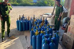 Thu giữ hàng trăm bình chứa khí cười trái phép
