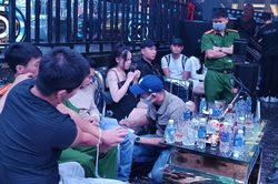 Hàng chục người trong quán bar New Dahlia dương tính với ma túy