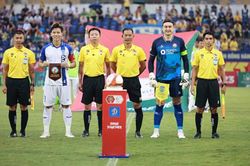 Văn Lâm lại hóa 'người nhện', liên tiếp cứu thua không tưởng giúp Bình Định thoát thua SLNA