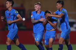 Sau 9 năm bị cấm thi đấu, cựu tuyển thủ Việt Nam ghi bàn đầu tiên ở V-League, bật khóc nức nở vì quá xúc động