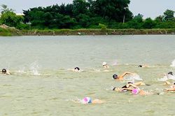 Nam sinh chết đuối ở giải bơi lội vượt sông truyền thống của Quảng Ninh