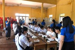 Những suất cơm trưa miễn phí ấm lòng sĩ tử ngày thi