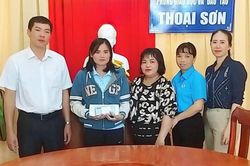 Trao tiền hỗ trợ nhân viên kế toán trường mắc bệnh hiểm nghèo