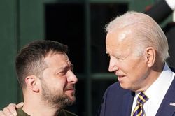 Tổng thống Ukraine điện đàm với Tổng thống Mỹ, kêu gọi gây thêm áp lực lên Nga