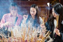 Hàng nghìn sĩ tử 2k5 cầu may trước kỳ thi tốt nghiệp THPT 2023 tại Văn Miếu - Quốc Tử Giám