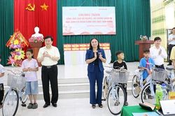 Đoàn đại biểu Quốc hội tỉnh Hòa Bình tiếp xúc cử tri huyện Kim Bôi sau Kỳ họp thứ Năm