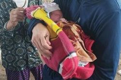 Xót thương bé trai khoảng 1 ngày tuổi bị bỏ rơi dưới chân cầu vượt