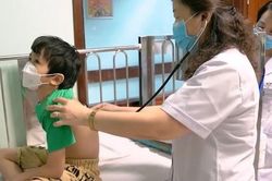 Hàng loạt trẻ viêm phổi Mycoplasma nhập viện, bác sĩ chỉ dấu hiệu phát hiện bệnh