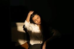 Này tuổi trẻ, đừng đầu hàng nỗi đau, vấp ngã