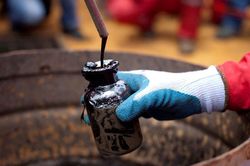 Giá xăng dầu hôm nay 27/6: WTI tiến sát mốc 70 USD/thùng