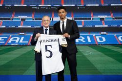Benzema ra đi, Real Madrid vẫn đang chờ một 'số 9' đích thực