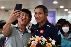 Người hâm mộ chào đón đội tuyển nữ Việt Nam về nước