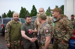 Tình hình Ukraine: Ông Zelensky bất ngờ tới miền Đông, quan chức Kiev đề xuất táo bạo