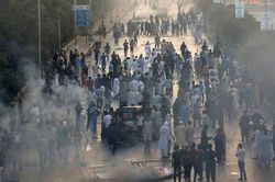 Pakistan sa thải 3 tướng quân đội sau vụ bạo lực của những người ủng hộ ông Khan