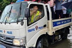 Phú Thọ: CSGT lái xe chuyên dụng chở thí sinh đến làm thủ tục thi