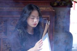 24h trước kỳ thi, sĩ tử đi vài chục km, đội mưa dâng sớ cầu may tại Văn Miếu