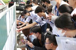 Hơn 1 triệu thí sinh cả nước hồi hộp làm thủ tục dự thi tốt nghiệp THPT