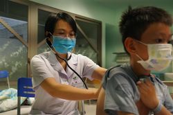 Căn bệnh khiến nhiều trẻ miền Bắc sốt, ho dài ngày, dễ nhầm với cảm cúm