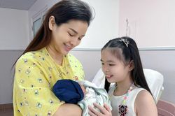 Con gái Phương Trinh Jolie vào viện thăm em vừa sinh, thay đổi 1 điều khiến mẹ phải giật mình