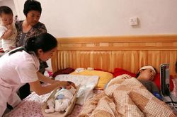 Trong thời gian ở cữ, 4 người này không nên vào thăm mẹ và bé