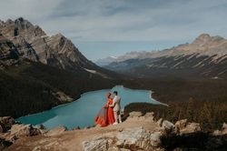 Đám cưới 'bí mật' tuyệt đẹp ở Banff: Cô dâu chọn áo dài Việt Nam