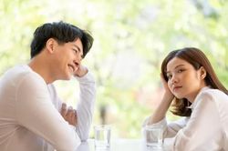 Đi chơi lần đầu, bạn trai chia đôi hóa đơn nhưng vẫn tiếp tục tán tỉnh tôi