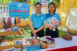 Sản phẩm thêu tay của cán bộ Hội trên trang bán hàng lớn nhất thế giới