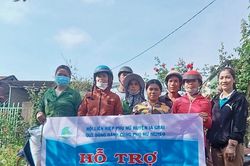 Trao 6 cặp heo giống cho tổ sinh kế xã Ia Pếch
