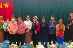 Tặng quà cho học sinh, phụ nữ khó khăn huyện Ia Grai