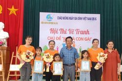 Ia Pa: 19 gia đình thi vẽ tranh 'Mẹ và con gái'