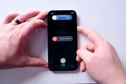 Thủ tướng Úc khuyên người dùng nên khởi động lại điện thoại thông minh mỗi ngày vì lý do này