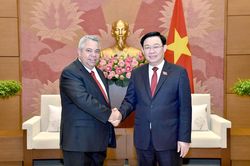 Chủ tịch Quốc hội Vương Đình Huệ tiếp Tổng Thư ký Trung tâm Những người lao động Cuba