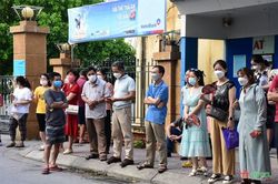 Nghỉ việc đưa con đi thi tốt nghiệp THPT, bố mẹ không chịu để cho trẻ lớn?