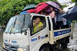 Mưa lớn gây ngập, CSGT dùng xe chuyên dụng đưa thí sinh tới điểm thi tốt nghiệp THPT