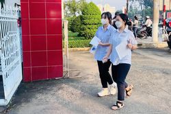 Thí sinh Bình Dương tranh thủ ăn sáng, ôn thi trên đường đi thi tốt nghiệp THPT 2023