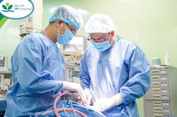 Bé gái mang khối u hắc tố hiếm gặp, chiếm gần nửa khuôn mặt